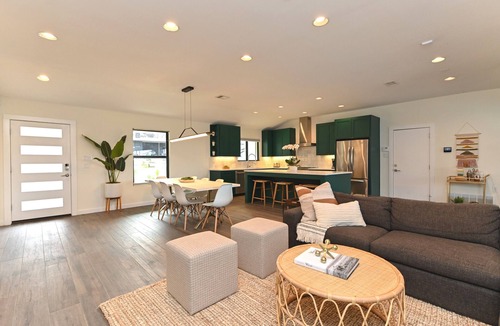 Riverside House | ✫Hip Haven - HUGE POOL 1 Mi from SoCo & Downtown✫