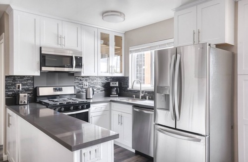Central San Mateo Apartment | Hip San Mateo 1BR w/Pool & W/D, easy access to 101, by Blueground