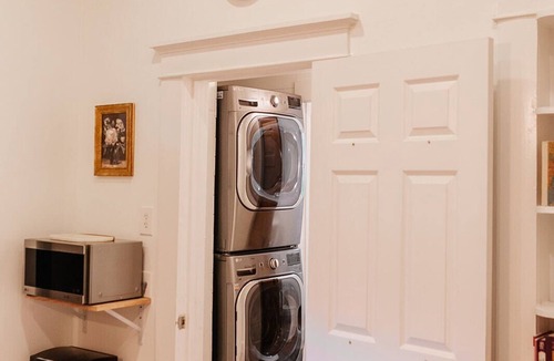 Phillips House | Historic 5/4 Spacious Sleeps 16 Hot Tub Pool A&M