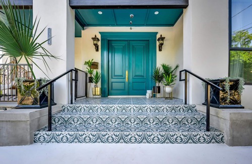 West End House | Historic B&B in Austin: Walkable to SXSW! 7 Private Suites, Sleep 25!