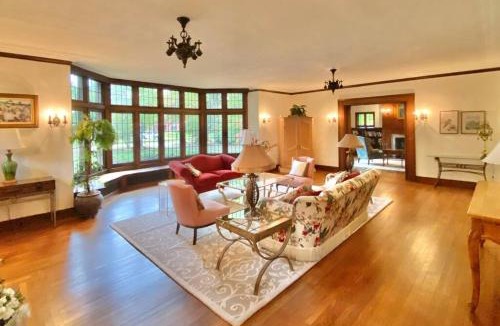 Cleveland Villa | Historic Mansion for Large Groups Minutes to Cleveland Destinations