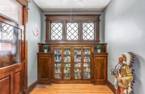 Tiffin House | Historic Tiffin Home about Half Mi to University!
