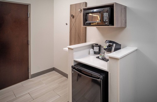 Kingmont Hotel | Holiday Inn Express and Suites Fairmont by IHG