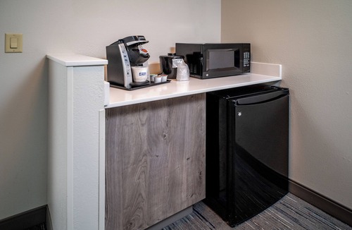 Kingmont Hotel | Holiday Inn Express and Suites Fairmont by IHG