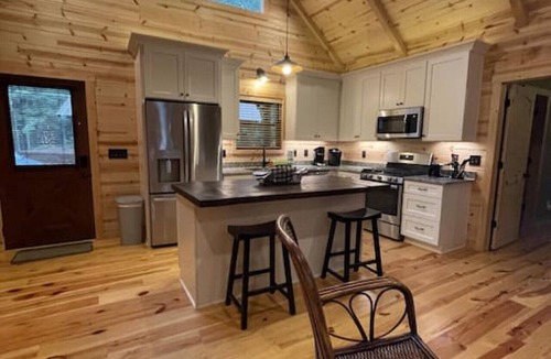 Ellijay Cabin | Hollow Tree Hideaway, Coosawattee River Resort