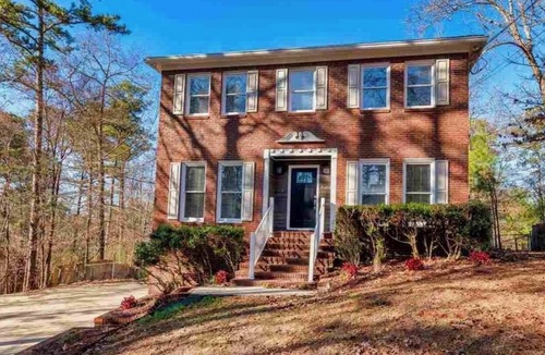 McCalla House | Home away from home! 2 mins to Million dollar Lake. Short distance 2 game time!