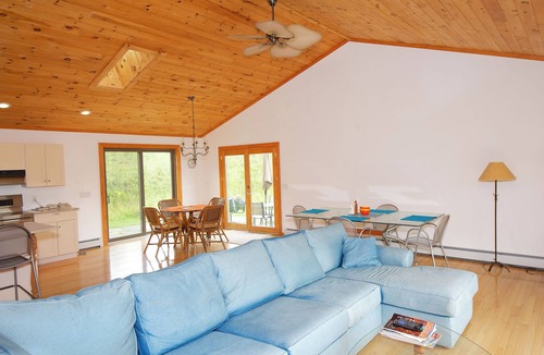 New Kingston House | Home onHill/Mountain Views/Secluded/FAST Internet/AC/Near Roxbury Wedding Venues