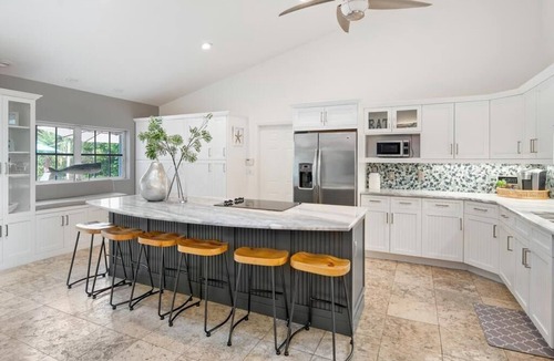 Old Naples House | Homey and comfy “Vintage” like 4 Br Cottage 1 Block to Beach