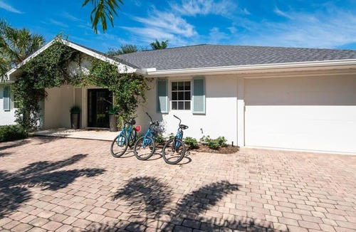 Old Naples House | Homey and comfy “Vintage” like 4 Br Cottage 1 Block to Beach