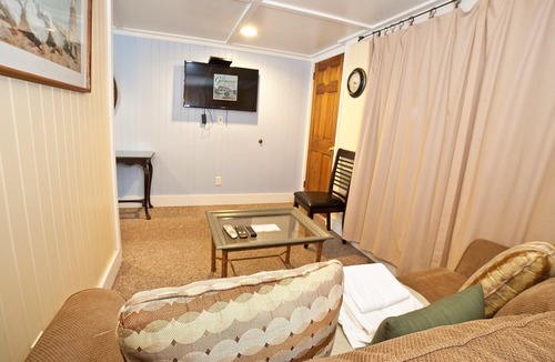 Savannah Beach Cottage | Homey Studio Suite w/WiFi & Free Parking - Near Beach & Attractions
