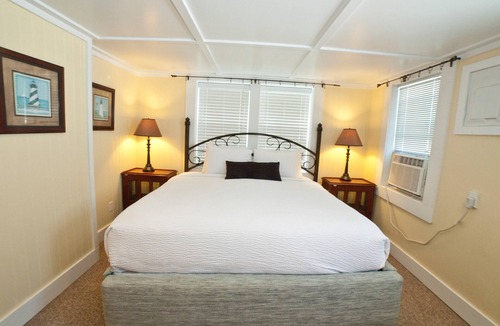 Savannah Beach Cottage | Homey Studio Suite w/WiFi & Free Parking - Near Beach & Attractions