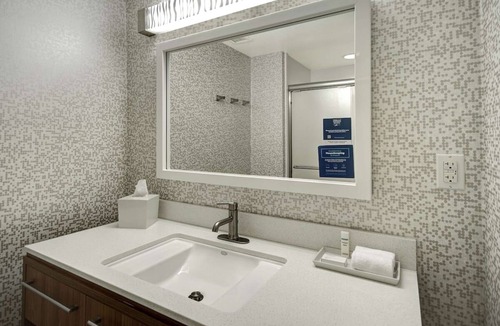 University Hotel | Homey Vibes: Suite w/Kitchen Near Texas Ranger Museum