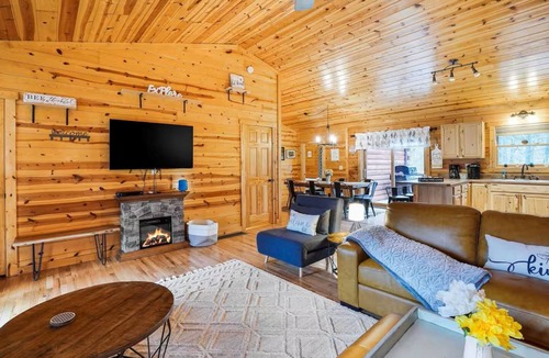 Logan Cabin | Honeybee Hideaway | Hot-Tub, Game Rm, Pond