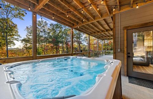 Morganton Ski Chalet | Honeysuckle Chalet - Luxe Mountain Chalet - Hot Tub, Wi-Fi, Pool Table, Party Deck, Fire Pit - 15 mins to Blue Ridge!