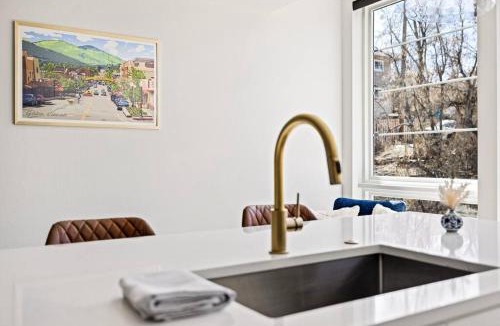 Golden Apartment | Horseshoe Hideaway Luxe Studio 1 Block to Main St