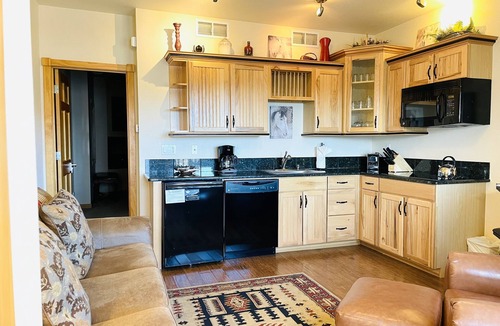 Estes Park Condo | Horsetooth Peak 26C - 1 Br Condo - Jetted Bathtub - Lake/Mountain Views!