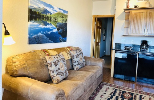 Estes Park Condo | Horsetooth Peak 26C - 1 Br Condo - Jetted Bathtub - Lake/Mountain Views!