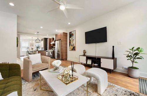 East Allegheny House | ★ HostWise Stays ★ Pet Friendly, Balcony & Patio, and an easy walk to bars & restaurants!