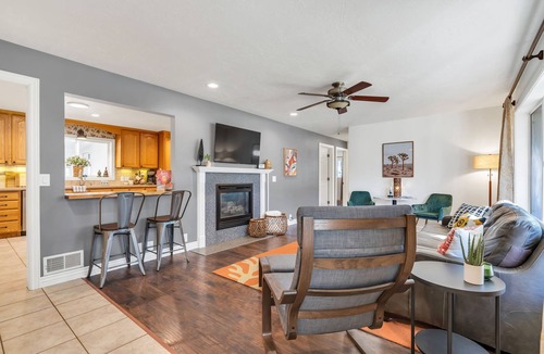 Midvale House | Hot Tub, Fire Pit and Barrel Sauna, and one left turn to worlds best skiing!