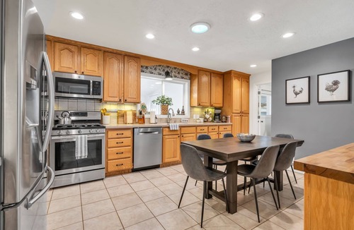 Midvale House | Hot Tub, Fire Pit and Barrel Sauna, and one left turn to worlds best skiing!