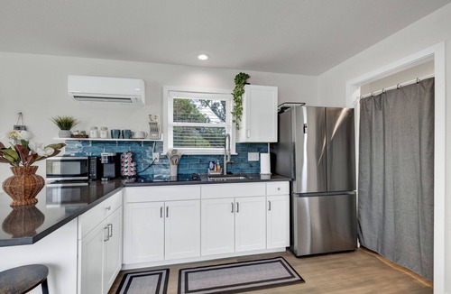 Spring Branch Cottage | Hot tub, free WiFi, pet friendly, 10 minutes to Canyon Lake/boat ramp