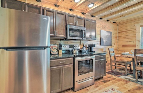 White Oak Lodge Cabin | Hot Tub, Pool Access & Fire Pit: Gatlinburg Cabin