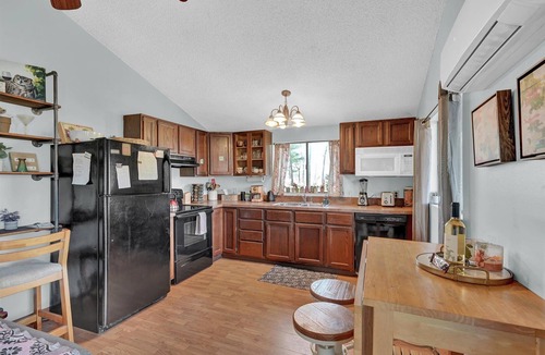 Ridgeway Cabin | Hot Tub, Private Creek Access, High Speed Internet, Romantic vibes