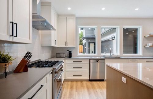 West Linn House | Hot tub, sauna, close to shops & restaurants!