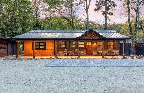 Covert House | Hot Tub | Sauna | Walk to Lake | Fire Pit | 10 min to South Haven | Accessible