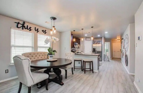 Houston House | Houston Sophisticated 4 room home W/Backyard Escape
