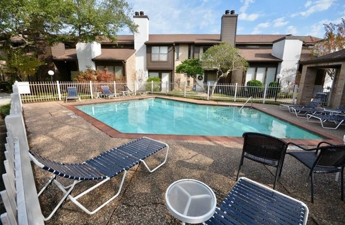Braeswood Place Condo | Houston TX -Med Center/NRG - 2Be/2Ba ALL Inclusive Condo Rice U. Downtown