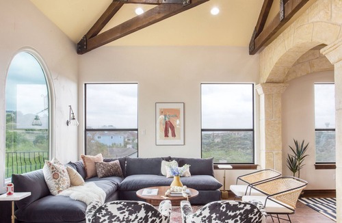 Travis Landing House | Hudson by AvantStay | W/ Beautiful Views, Multiple Living Areas, Pool & Games