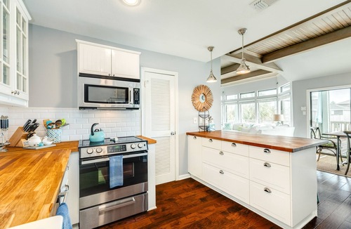 Pirates Beach House | Huge Deck, Walk to Beach, Great Primary Suite, Ping Pong, Bikes, Beach Equipment