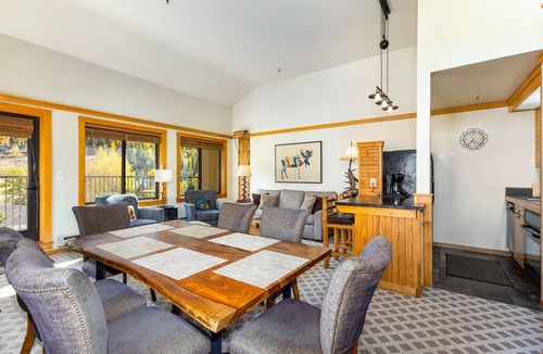Mountain House Condo | Huge Slopeside Penthouse/3 Minute Walk to Lifts/Hot Tub Access