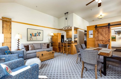 Mountain House Condo | Huge Slopeside Penthouse/3 Minute Walk to Lifts/Hot Tub Access