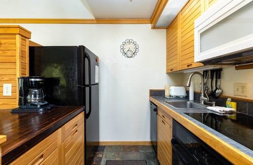 Mountain House Condo | Huge Slopeside Penthouse/3 Minute Walk to Lifts/Hot Tub Access