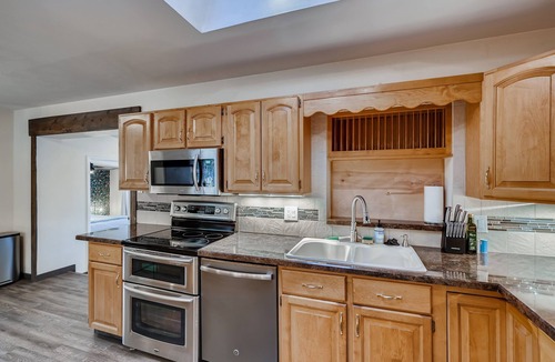 Alta Vista Area House | Huge & Stylish 5bd3ba Close to Denver & Boulder! Dog friendly!
