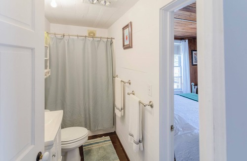 Plainwell Cabin | Iconic Lakehouse - Ivy Lodge - on Pine Lake