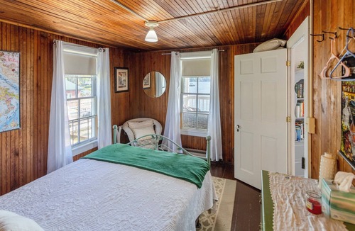Plainwell Cabin | Iconic Lakehouse - Ivy Lodge - on Pine Lake