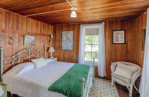 Plainwell Cabin | Iconic Lakehouse - Ivy Lodge - on Pine Lake