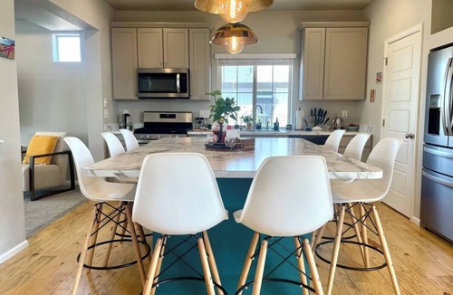 Commerce City House | Ideal for both professionals and families, the Denver Chile House offers a fully furnished residence featuring four (4) welcoming bedrooms, a dedicated workspace for remote professionals, and a spacious kitchen table for quality family time.