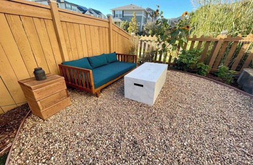 Commerce City House | Ideal for both professionals and families, the Denver Chile House offers a fully furnished residence featuring four (4) welcoming bedrooms, a dedicated workspace for remote professionals, and a spacious kitchen table for quality family time.