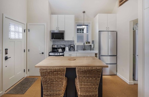 Overlook Cottage | Immaculate Detached Cottage - Walk to MAX, Drinks, Dining, 3 Miles to Dwntwn, Full Kitchen & BBQ