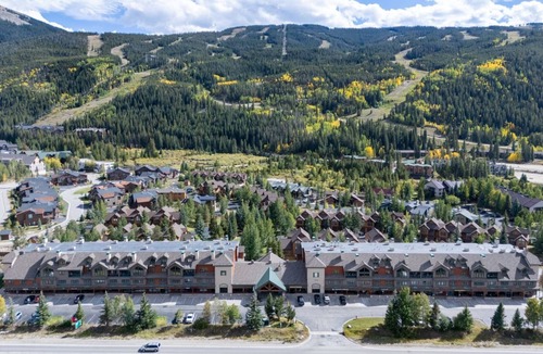 Mountain House Condo | In-House Shopping/Dining, Central to 7 Ski Resorts, Minutes to Slopes – Perfect Mountain Getaway!