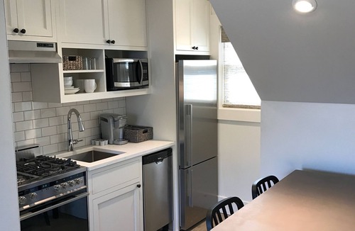 Carlton House | In the Heart of Downtown Carlton - Luxury Cottage for Two 🍷