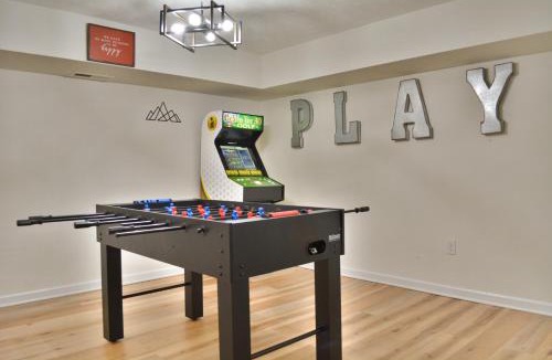 Massanutten Ski Chalet | In The Woods - 5 BR Chalet with Game Room, Fire Table and Hot Tub
