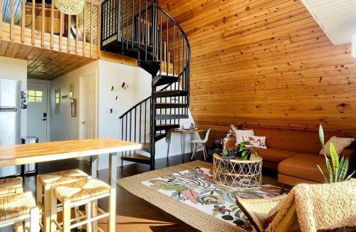 Makanda House | Incredible A-frame with Fabulous Panoramic Views and Hot-tub in Makanda, Illinois