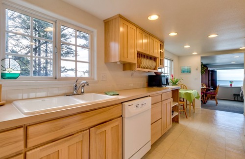 Oceanside Apartment | Incredible Ocean Views, Free WiFi - Great Location