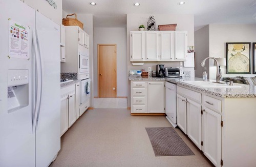 Beaverton House | Incredible Suburban Escape, Open Floor Plan With Wooded Patio, 20 Min to Downtown, Close 2 Vineyards