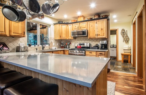 Glacier House | Indulge in Luxury in our Stunning Mt Baker Lodge - New Barrel Sauna, Hot Tub, Pet Friendly!